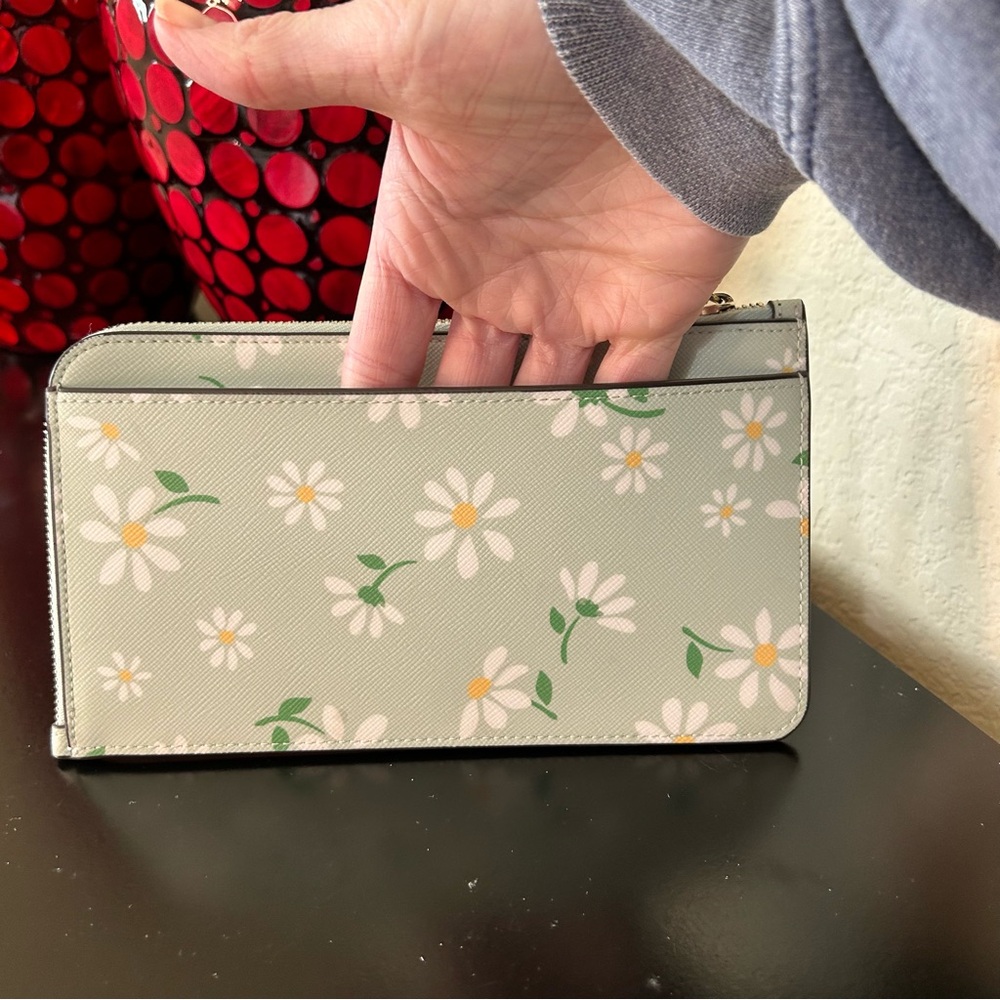 Kate Spade Lucy Day Tripper Daisy Medium L-Zip Wristlet - Picture 5 of 16